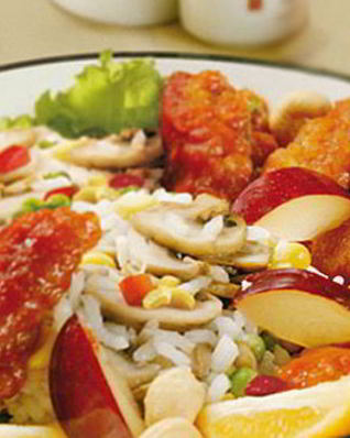 Свинина под сливово-ореховым соусом с овощами и рисом