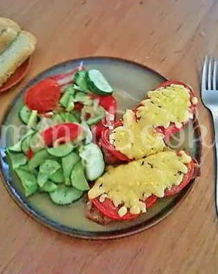 Свинина запеченая с помидорами и сыром