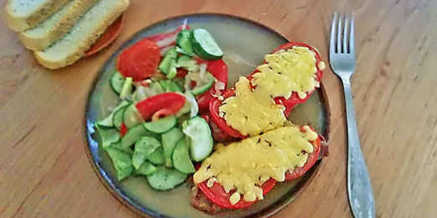 свинина запеченая с помидорами и сыром