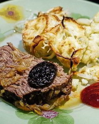 Телятина с черносливом в духовке