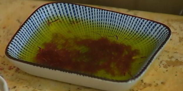 цыпленок с зеленым горошком, морковью и шафраном