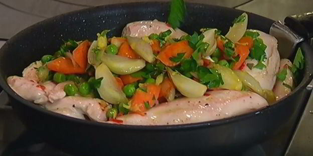 цыпленок с зеленым горошком, морковью и шафраном