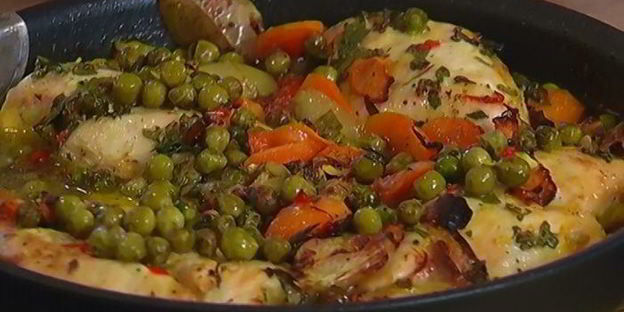 цыпленок с зеленым горошком, морковью и шафраном