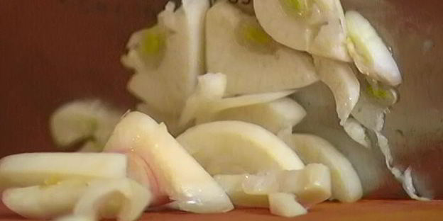 цыпленок с зеленым горошком, морковью и шафраном