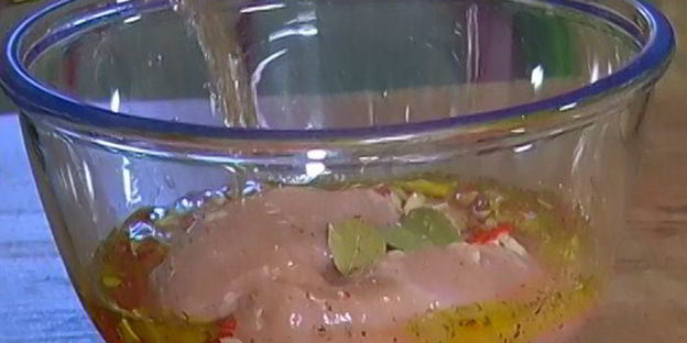 цыпленок с зеленым горошком, морковью и шафраном