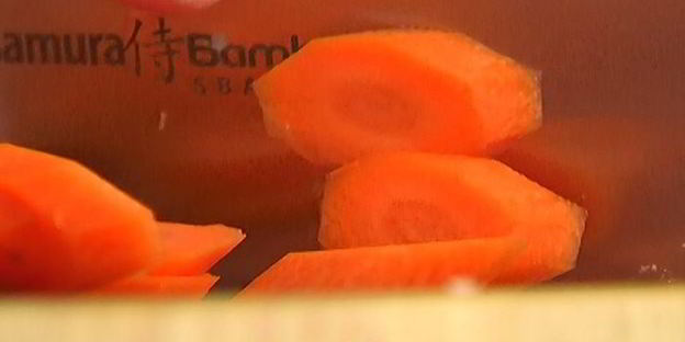 цыпленок с зеленым горошком, морковью и шафраном