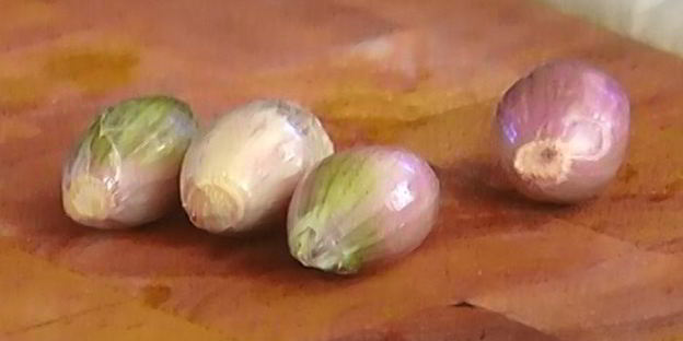 цыпленок с зеленым горошком, морковью и шафраном