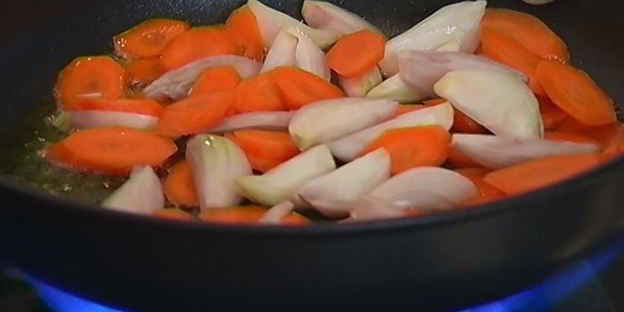 цыпленок с зеленым горошком, морковью и шафраном