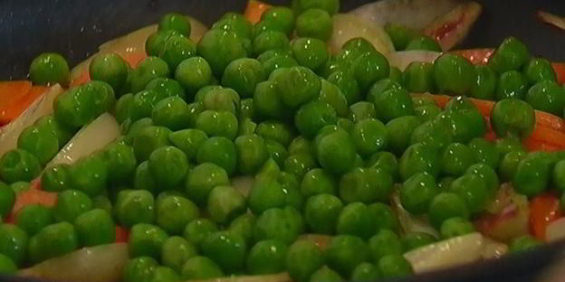 цыпленок с зеленым горошком, морковью и шафраном