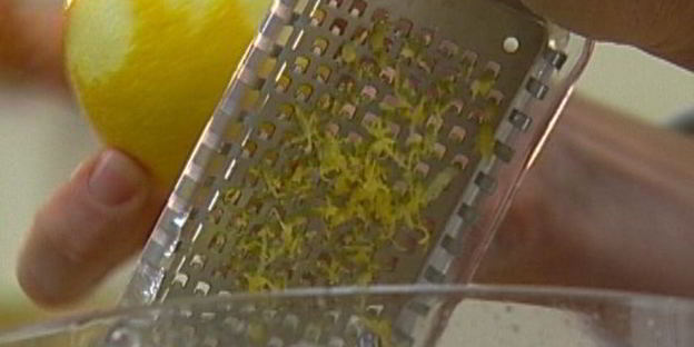 цыпленок с зеленым горошком, морковью и шафраном