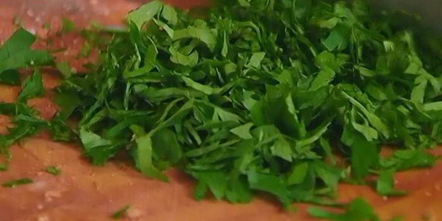 цыпленок с зеленым горошком, морковью и шафраном