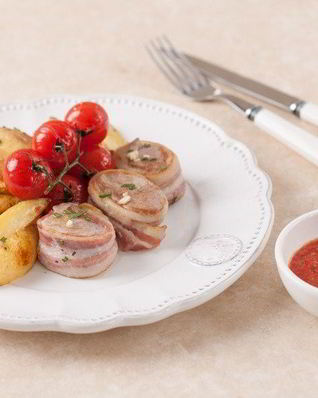 Турнедо из свинины с запеченным картофелем и томлеными в прованских травах томатами черри