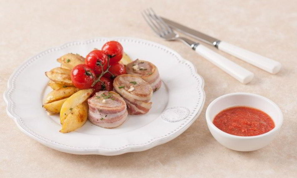 Рецепт турнедо из свинины с запеченным картофелем и томлеными в прованских травах томатами черри