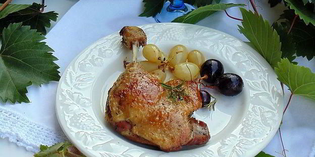 утка с пряным виноградом