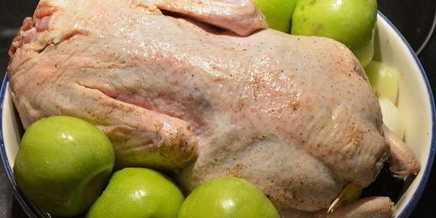 утка с яблоками