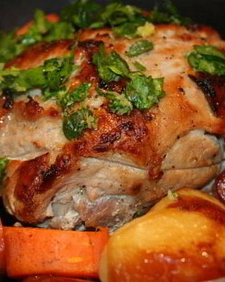 Запеченная свинина с овощами под гремолатой