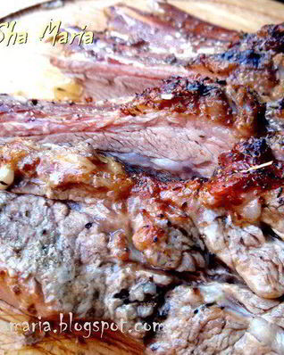 Запеченные телячьи ребрышки в соевом маринаде с луково-томатным соусом