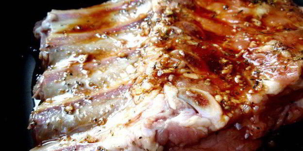 запеченные телячьи ребрышки в соевом маринаде с луково-томатным соусом