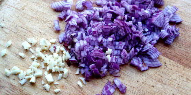 запеченные телячьи ребрышки в соевом маринаде с луково-томатным соусом