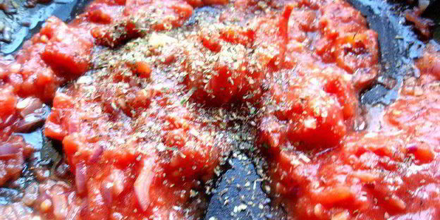 запеченные телячьи ребрышки в соевом маринаде с луково-томатным соусом