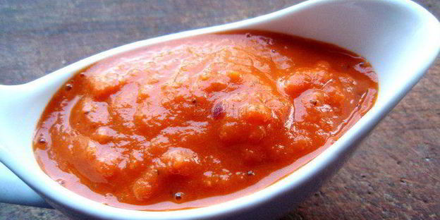 запеченные телячьи ребрышки в соевом маринаде с луково-томатным соусом