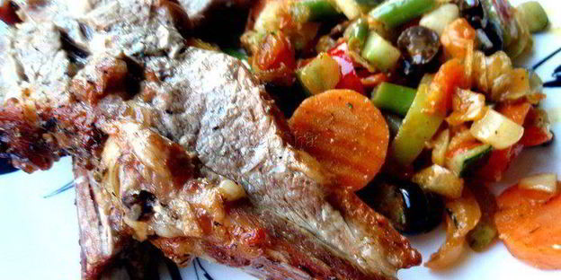 запеченные телячьи ребрышки в соевом маринаде с луково-томатным соусом