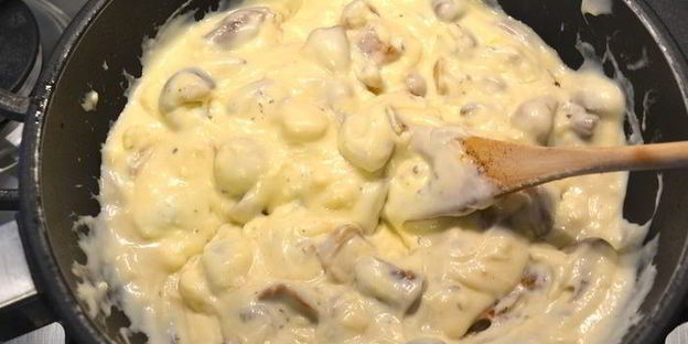 ньокки-суфле под грибным соусом бешамель