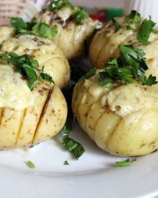 Ароматный молодой картофель, запеченный с сыром и сливочным маслом