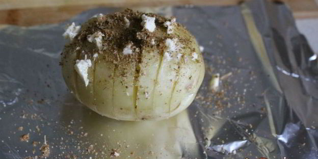 ароматный молодой картофель, запеченный с сыром и сливочным маслом