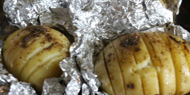 ароматный молодой картофель, запеченный с сыром и сливочным маслом