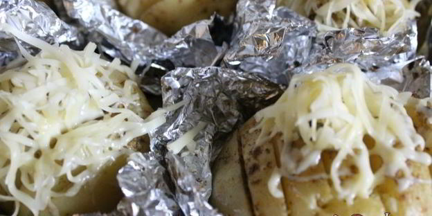 ароматный молодой картофель, запеченный с сыром и сливочным маслом