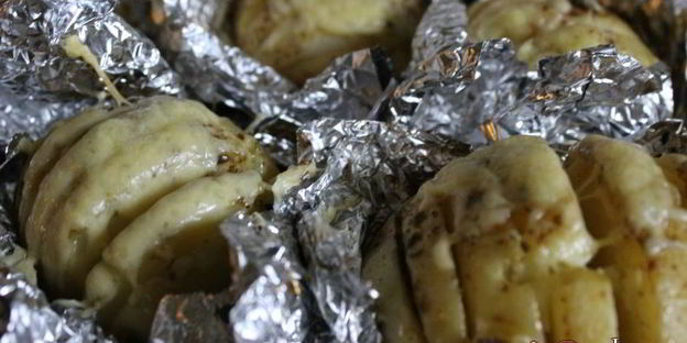 ароматный молодой картофель, запеченный с сыром и сливочным маслом