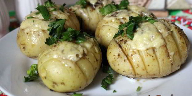 ароматный молодой картофель, запеченный с сыром и сливочным маслом