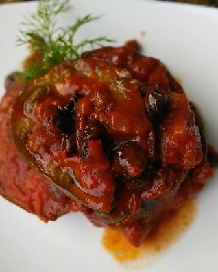 Баклажаны в томатном соусе с изюмом