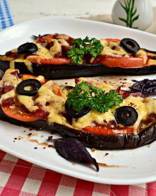 Баклажаны запеченные с колбасой и помидорами