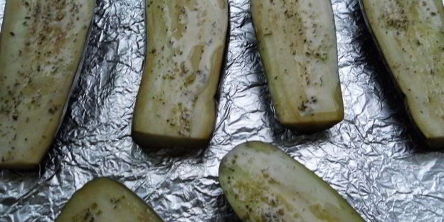 баклажаны запеченные с колбасой и помидорами