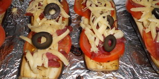 баклажаны запеченные с колбасой и помидорами