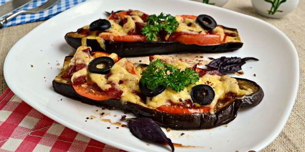 баклажаны запеченные с колбасой и помидорами