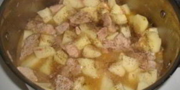 картофель, тушенный со свининой