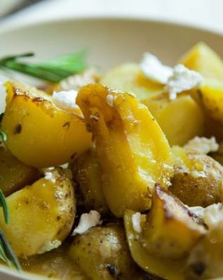 Картофель, запеченный с лимоном и чесноком