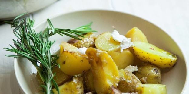 картофель, запеченный с лимоном и чесноком