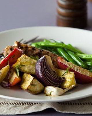 Картофель запеченный с яблоками и красным луком