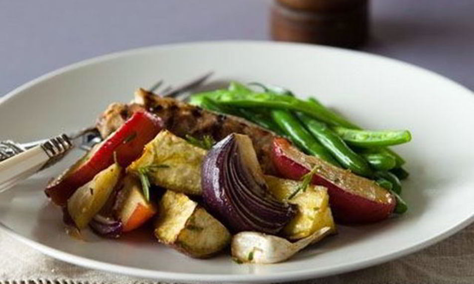 Рецепт картофеля запеченного с яблоками и красным луком