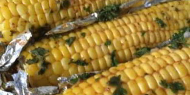 кукуруза, запеченная со специями и зеленью