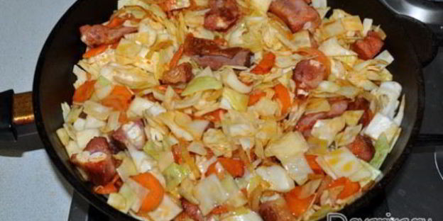 тушеная капуста с копчеными ребрышками