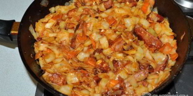 тушеная капуста с копчеными ребрышками