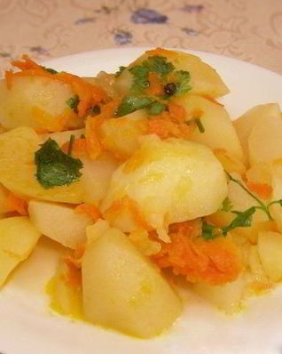 Тушеная картошка с морковью
