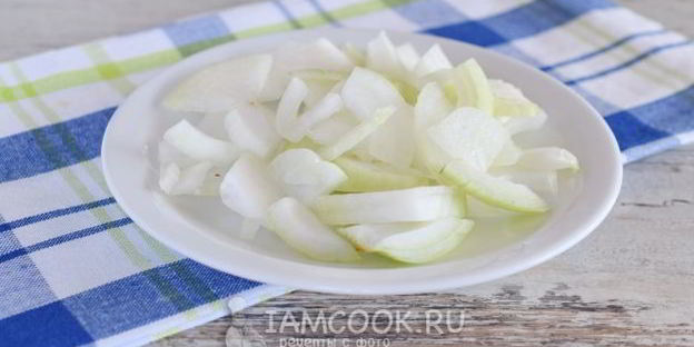 тушеные кабачки с помидорами и перцем