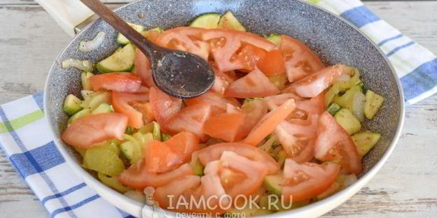 тушеные кабачки с помидорами и перцем