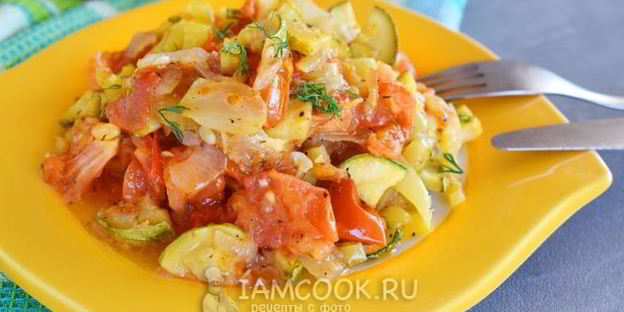 тушеные кабачки с помидорами и перцем